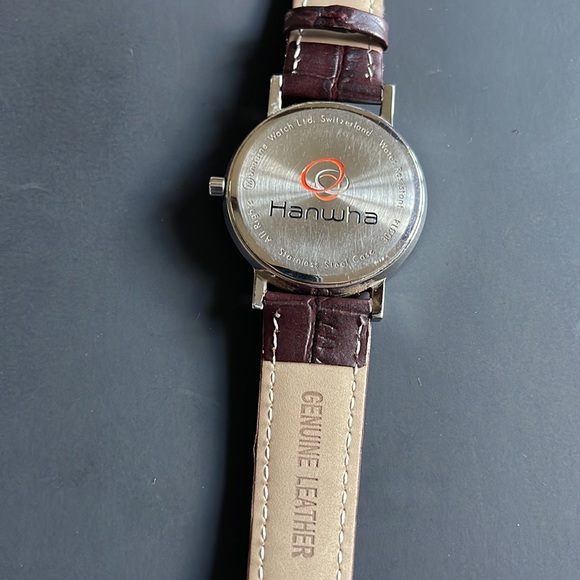 36mm woman’s watch. Water resistant up to 30 meters with a Stainless Steel Case. - Picture 2 of 5